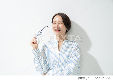 眼鏡を持った女性	 135303288