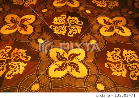 オーストリアのウィーンにある世界遺産シェーンブルン宮殿内部の床の様子 135303471