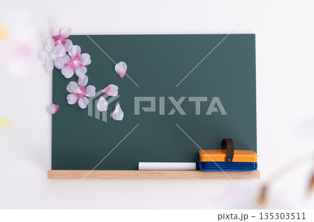 黒板と桜 黒板と桜 135303511