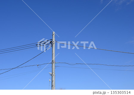 快晴の空と送電線 135303514