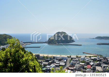 萬福寺(金比羅宮)から稲積島を望む　【和歌山県すさみ町】 135303523