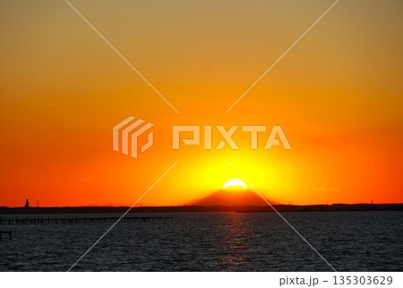 霞ヶ浦の夕焼け ダイヤモンド富士の風景 霞ヶ浦の夕焼け ダイヤモンド富士の風景 135303629