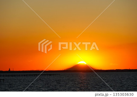 霞ヶ浦の夕焼け ダイヤモンド富士 黄昏時の風景 霞ヶ浦の夕焼け ダイヤモンド富士 黄昏時の風景 135303630
