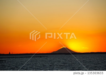 霞ヶ浦の夕焼け　ダイヤモンド富士　黄昏時の風景 135303633