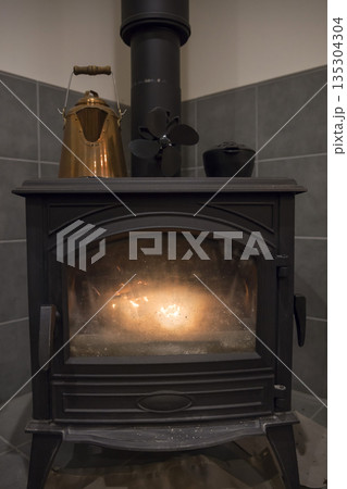 点き始めの暖炉 135304304