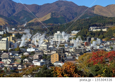 別府湯けむり展望台から眺める温泉の湯煙り 135304316