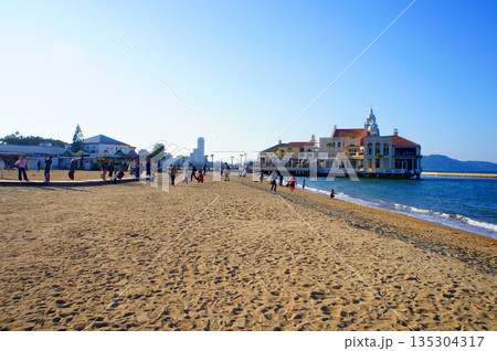 福岡県早良区「シーサイドももち海浜公園」の海と砂浜_38 福岡県早良区「シーサイドももち海浜公園」の海と砂浜_38 135304317