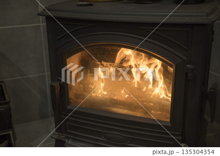 暖炉の炎 135304354