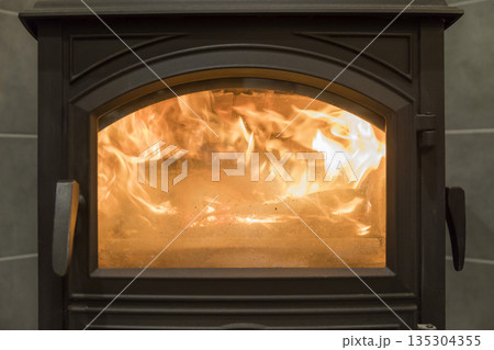 暖炉の炎 135304355