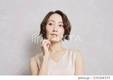 ミドルエイジの女性 ポートレート グレー背景 ミドルエイジの女性 ポートレート グレー背景 135304375