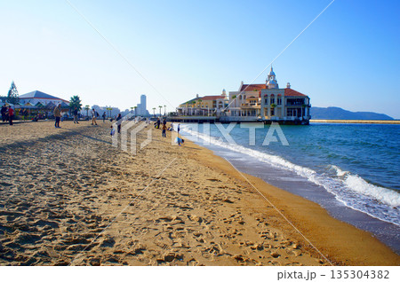 福岡県早良区「シーサイドももち海浜公園」の海と砂浜_51 135304382