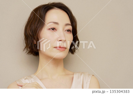 ミドルエイジの女性　ポートレート　茶色背景 135304383