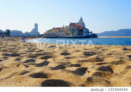 福岡県早良区「シーサイドももち海浜公園」の海と砂浜_62 135304434