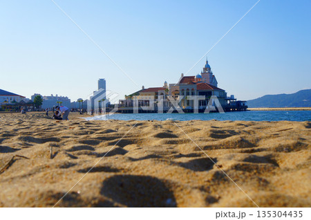 福岡県早良区「シーサイドももち海浜公園」の海と砂浜_63 135304435
