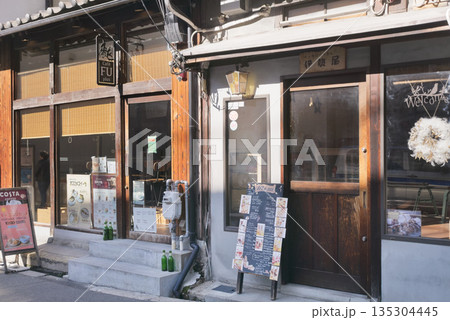 大阪 中崎町の街なみ 135304445