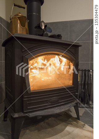 点き始めの暖炉 135304479