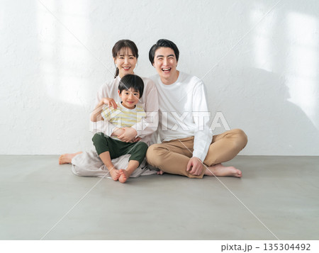 部屋でくつろぐ親子 部屋でくつろぐ親子 135304492