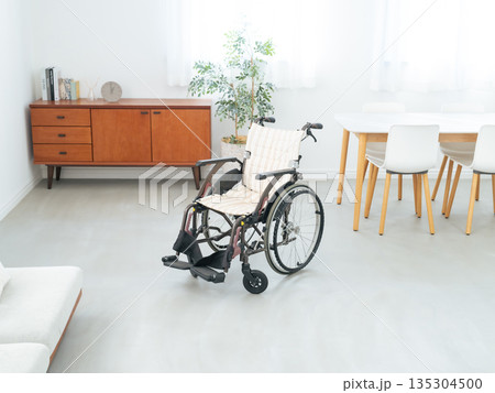 車椅子の置かれたモダンでシンプルな住宅の風景 135304500