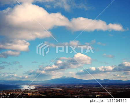 網走市天都山展望台からの斜里岳と連なる白い雲 135304533