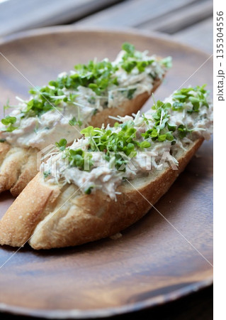 ツナとブロッコリースプラウトのタルティーヌ　バゲットオープンサンド 135304556