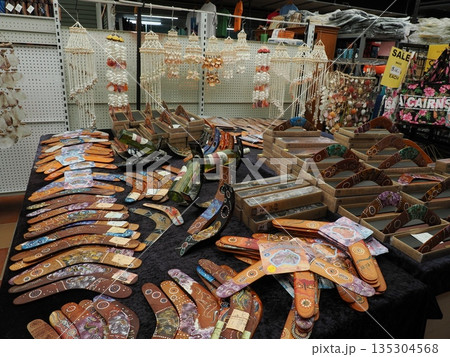 彩りと文化が並ぶ店内 ― キュランダ村のギフトショップより 135304568