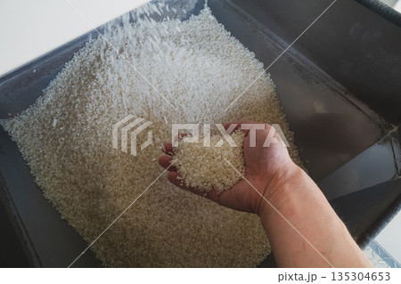 コイン精米機で精米中 135304653
