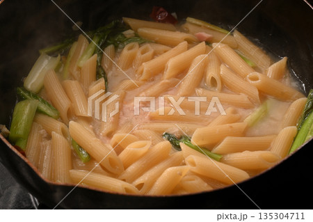 ツナと小松菜のペンネパスタ ツナと小松菜のペンネパスタ 135304711