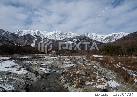 冬景色 冠雪の北アルプス 長野県白馬村 冬景色 冠雪の北アルプス 長野県白馬村 135304734
