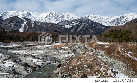 冬景色　冠雪の北アルプス　長野県白馬村 135304735