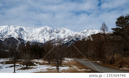 冬景色 冠雪の北アルプス 長野県白馬村 冬景色 冠雪の北アルプス 長野県白馬村 135304740