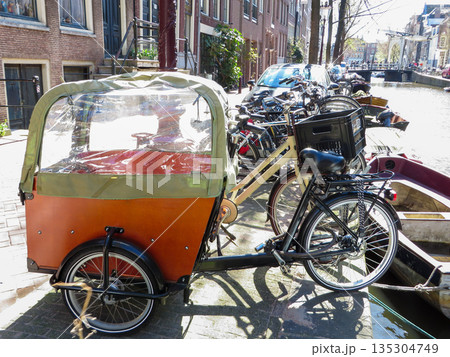 オランダのレトロな子乗せ自転車 135304749