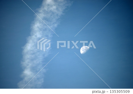 月と飛行機雲 135305509