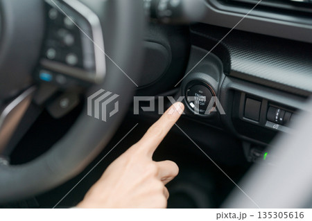 車の運転をする女性の手元 135305616