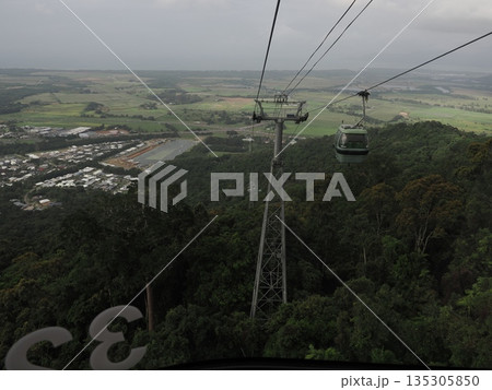 森を抜けて広がる風景へ ― キュランダ村スカイレールの降下視点 森を抜けて広がる風景へ ― キュランダ村スカイレールの降下視点 135305850