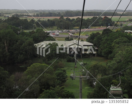 森の上から施設と農地を望む ― キュランダ村スカイレール 森の上から施設と農地を望む ― キュランダ村スカイレール 135305852