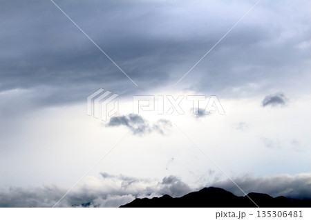 空と雲とが織りなす色紙 信州の空と雲 空と雲とが織りなす色紙 信州の空と雲 135306481