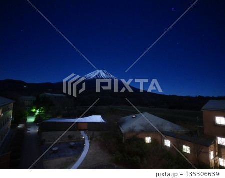 富士クラシックホテルからの富士山と星空② 135306639