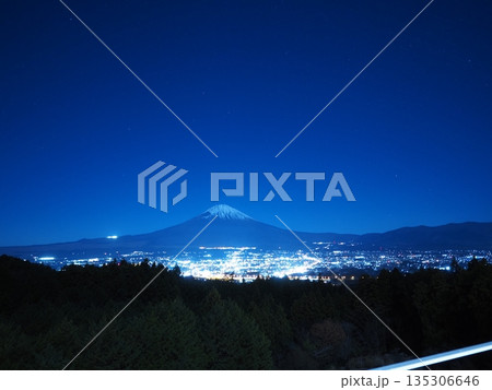 富士山と御殿場市街の夜景 富士山と御殿場市街の夜景 135306646
