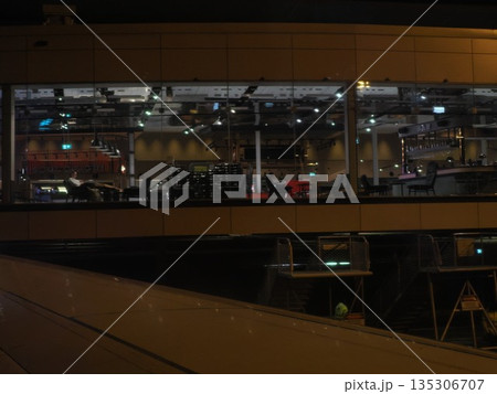 ガラス越しに灯る空港 ― ケアンズ空港夜のターミナル内部風景 ガラス越しに灯る空港 ― ケアンズ空港夜のターミナル内部風景 135306707