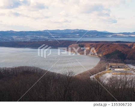 網走市天都山展望台からの晩秋の網走湖 135306710