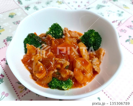 小エビと豚肉のトマトソース炒め 135306789