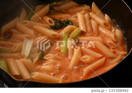 ペンネのトマトソースパスタ 135306992