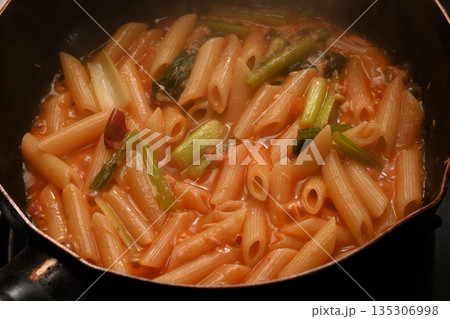 ペンネのトマトソースパスタ ペンネのトマトソースパスタ 135306998