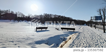 empty wooden bench in winter 135307592