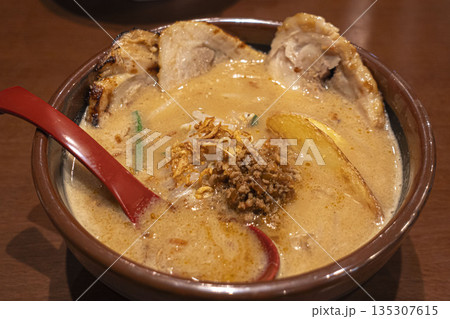 美味しそうな味噌ラーメン 135307615