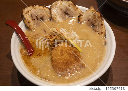 美味しそうな味噌ラーメン 美味しそうな味噌ラーメン 135307618