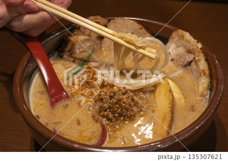 美味しそうな味噌ラーメン 135307621