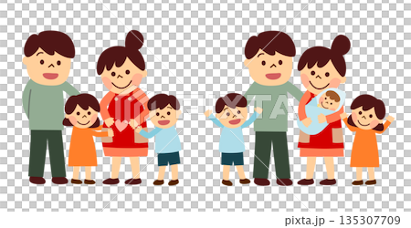 三人目を妊娠中の家族と出産後の家族のセット 135307709