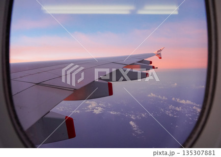 ANA　フライングホヌからの機窓風景 135307881
