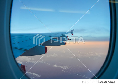 ANA　フライングホヌからの機窓風景 135307888